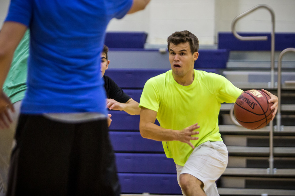 Magnus Carlsen plays basketball