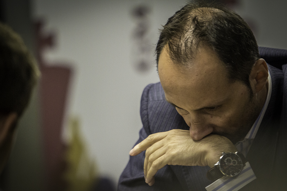 Vesselin Topalov beat Magnus Carlsen is stunning fashion with 7...g5! Novelty at the 2015 Sinquefeld Cup